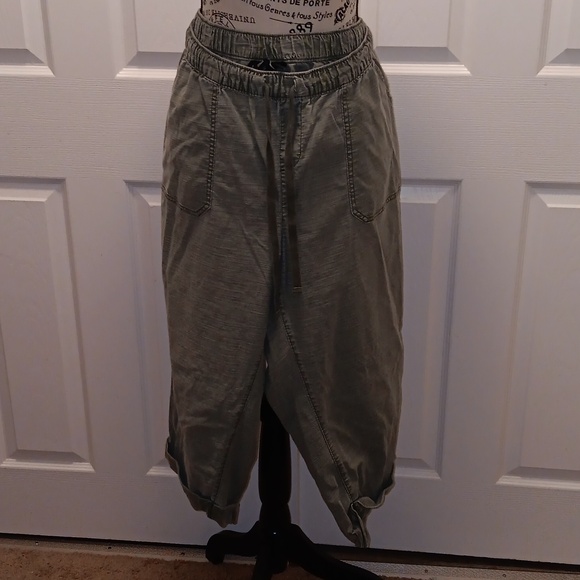 Plus size Lane Bryant cropped wide leg cargo pants sz 16P - Picture 1 of 3